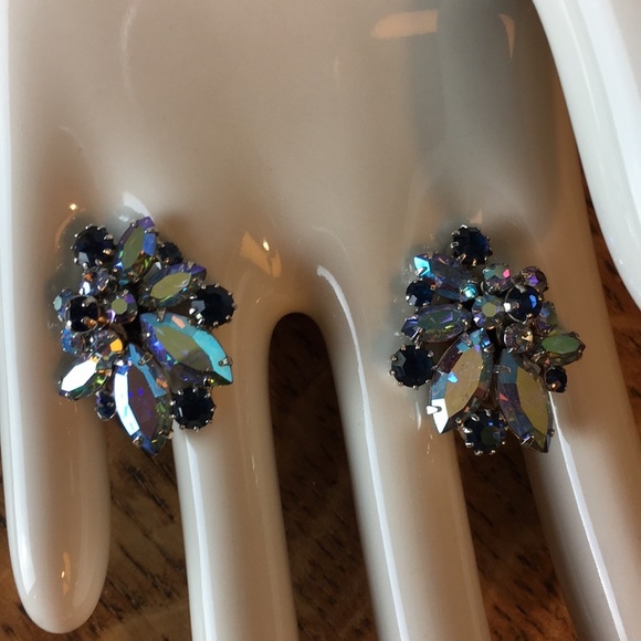 1950's Vendome Clip-On Earrings - Picture 3 of 6